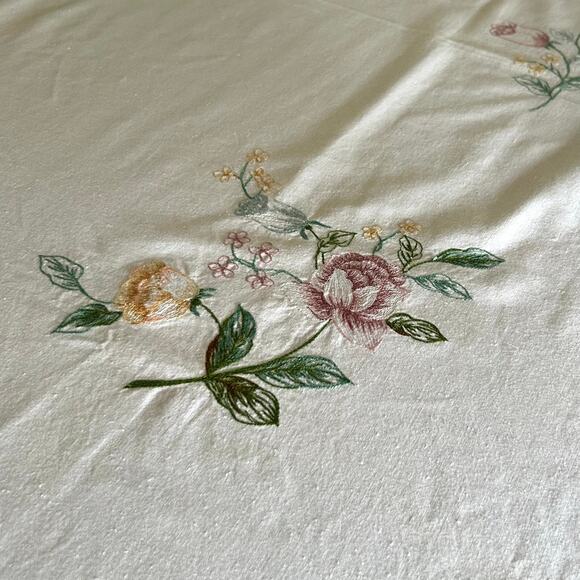Vintage Embroidered Floral Tablecloth with 6 Napkins - Picture 10 of 15
